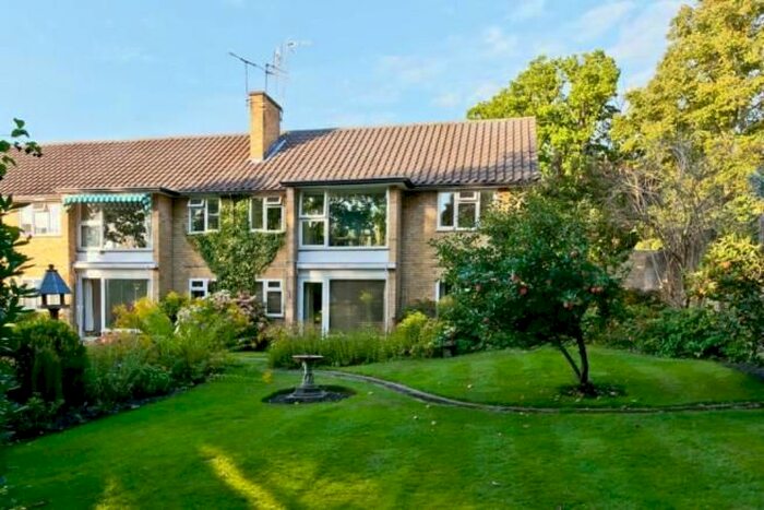 2 Bedroom Flat To Rent In Belvedere Close, Esher, Surrey, KT10