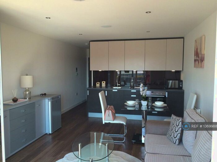 Studio To Rent In East Drive, London, NW9