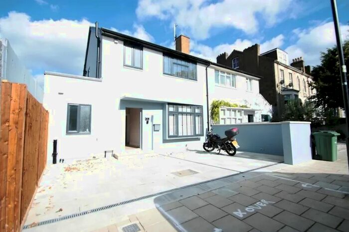 3 Bedroom Flat To Rent In Angles Road, Streatham, SW16