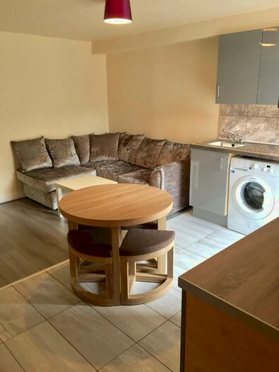 4 Bedroom Flat To Rent In Raddlebarn Road, Birmingham, B29
