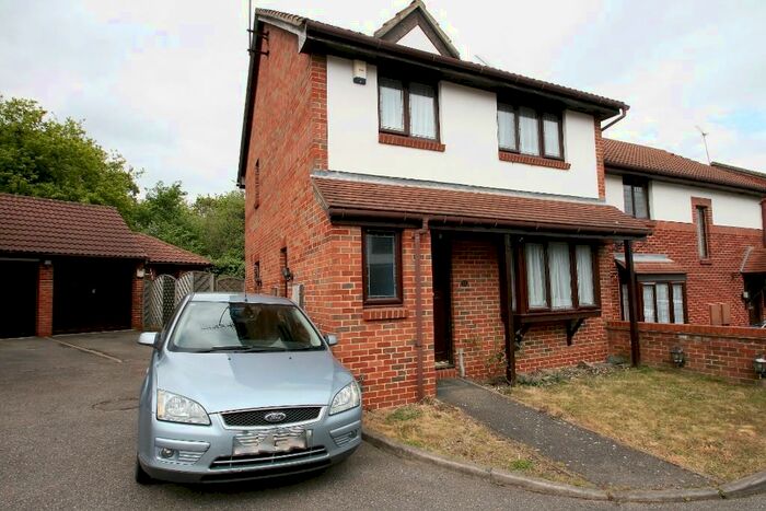 3 Bedroom Detached House To Rent In Cartel Close, RM19