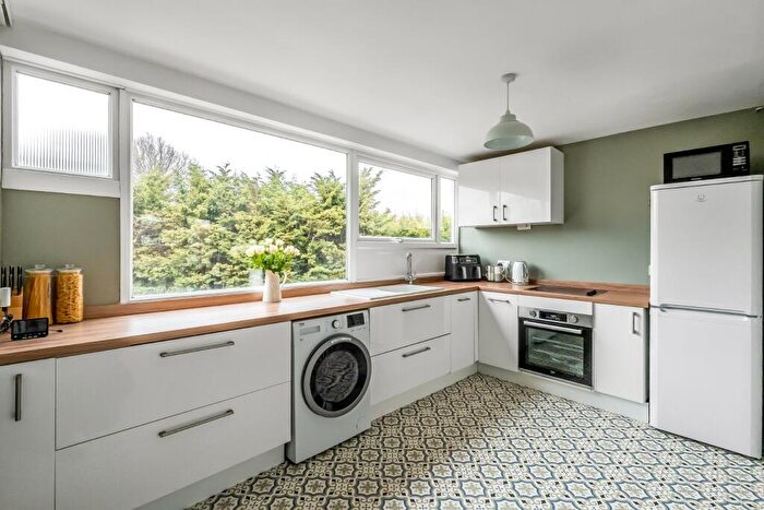 2 Bedroom Flat For Sale In Boxgrove Avenue, Guildford, Surrey, GU1