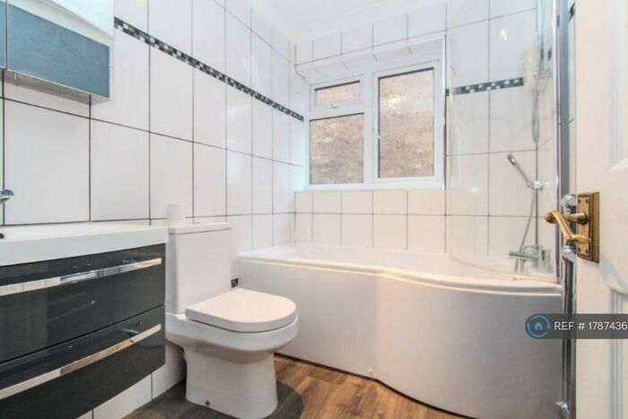 2 Bedroom Flat To Rent In Market Avenue, Wickford, SS12