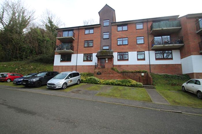 2 Bedroom Apartment For Sale In Hillside Road, Whyteleafe, CR3