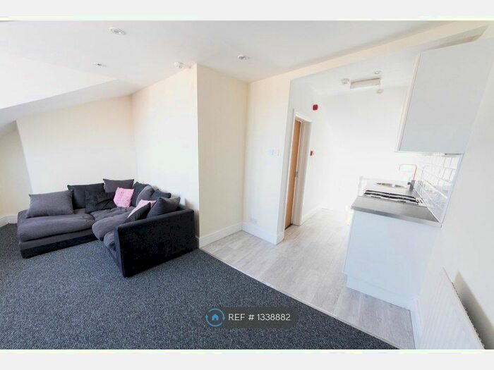1 Bedroom Flat To Rent In Queens Road, Buckhurst Hill, IG9