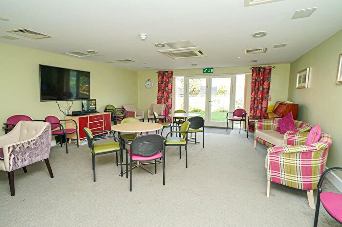 2 Bedroom Flat For Sale In Greenfields, Theedway, Leighton Buzzard, LU7