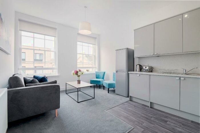 3 Bedroom Flat To Rent In South Bridge, Old Town, Edinburgh, EH1