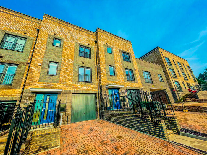 4 Bedroom Town House To Rent In Dol Isaf, Radyr, Cardiff, CF15