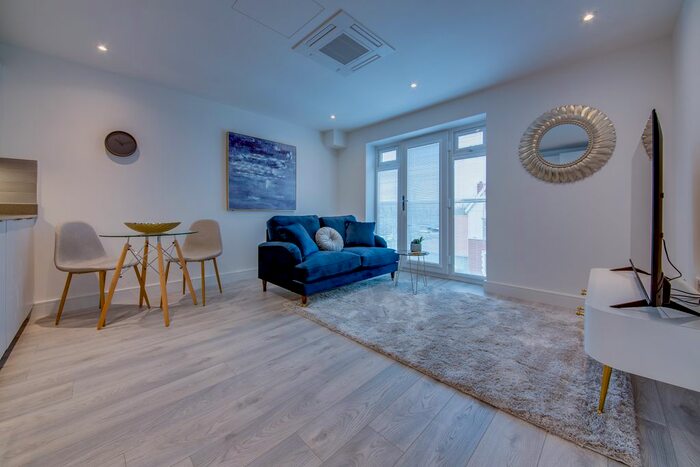 1 Bedroom Flat To Rent In Street Lane, Leeds, LS8