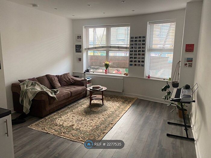 3 Bedroom Flat To Rent In Grand Parade, London, N4