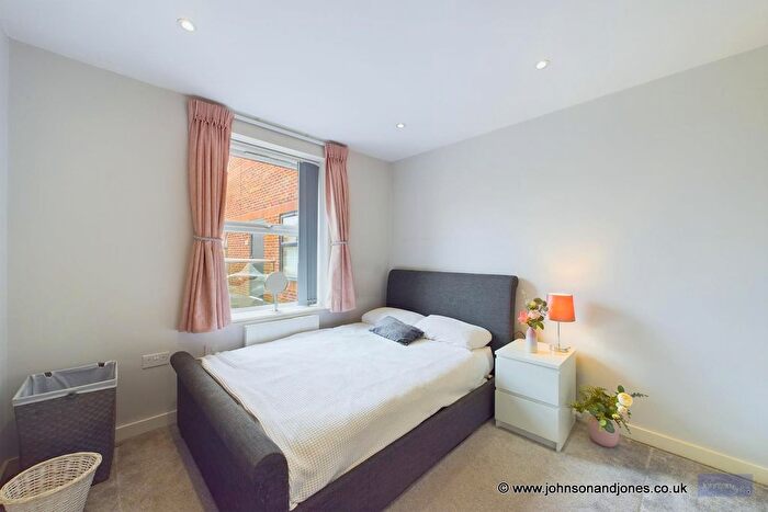 1 Bedroom Flat For Sale In Gogmore Lane, Chertsey, KT16
