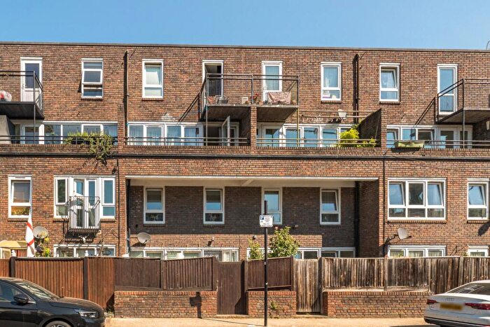 3 Bedroom Maisonette For Sale In Patriot Square, Bethnal Green, E2