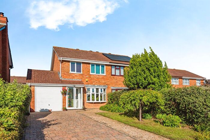 3 Bedroom Semi-Detached House For Sale In Langdale Drive, Freshbrook, Swindon, SN5