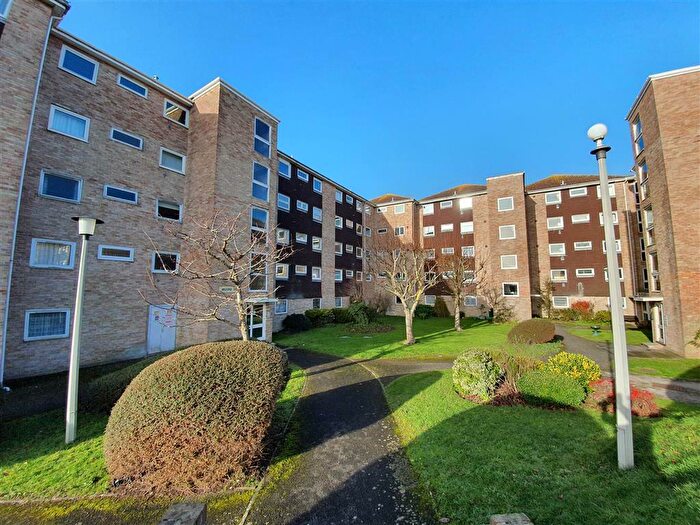2 Bedroom Flat To Rent In Gale Moor Avenue, Gosport, PO12