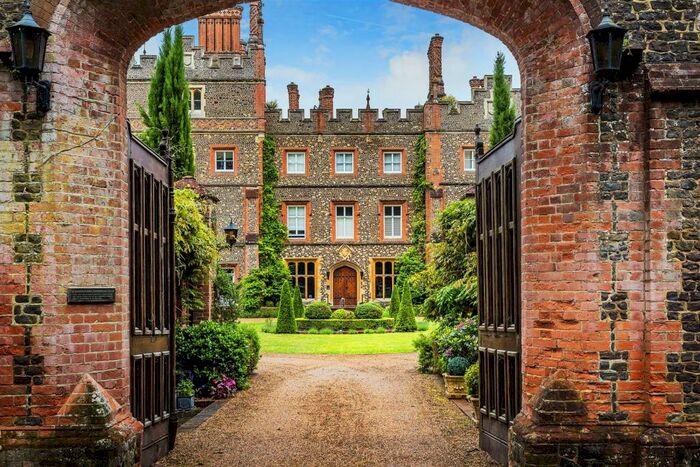 3 Bedroom Apartment For Sale In Albury Park, Albury, Guildford, GU5