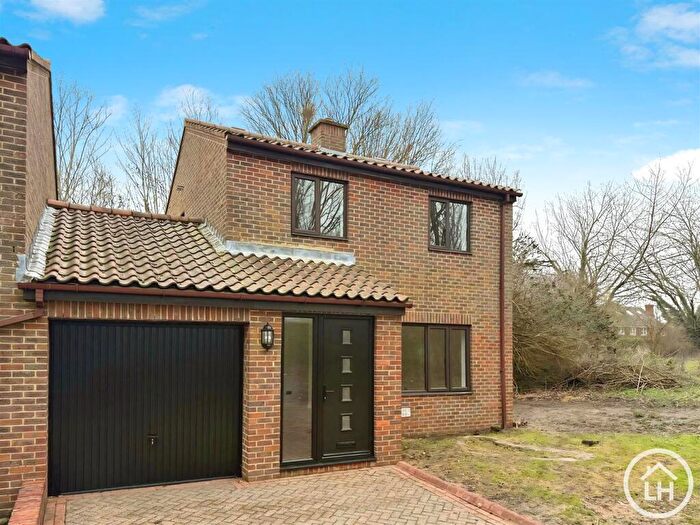 3 Bedroom Link Detached House For Sale In Beaumont Davey Close, Faversham, ME13