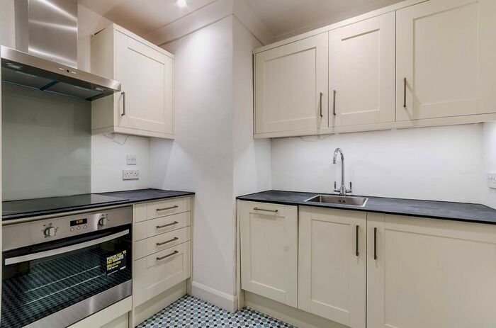 2 Bedroom Flat To Rent In Drayton Court, South Kensington, London, SW10