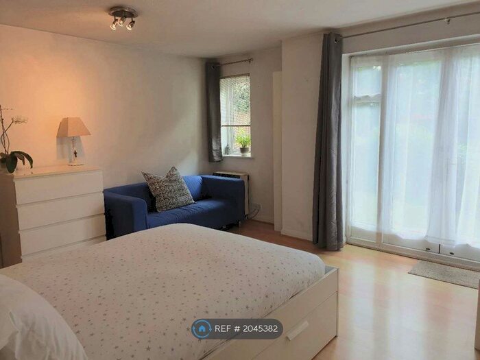 1 Bedroom Flat To Rent In Parkview Court, London, SW18
