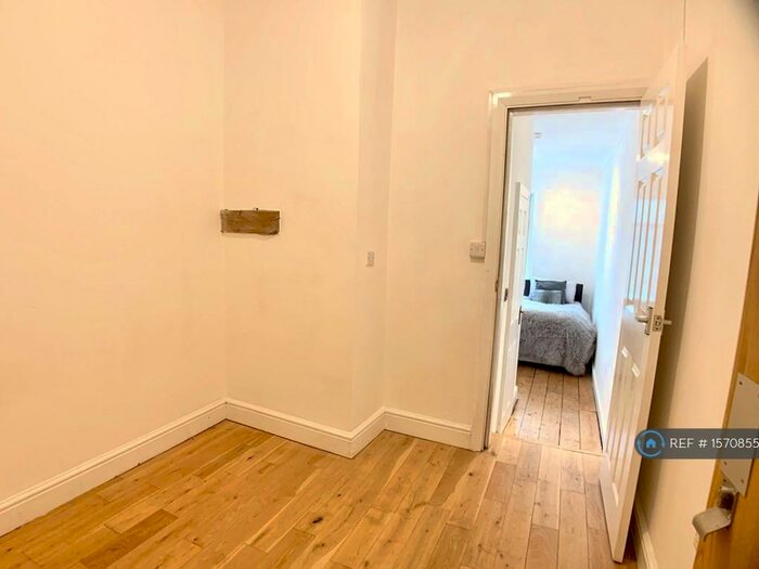 Studio To Rent In Lockwood, Huddersfield, HD1