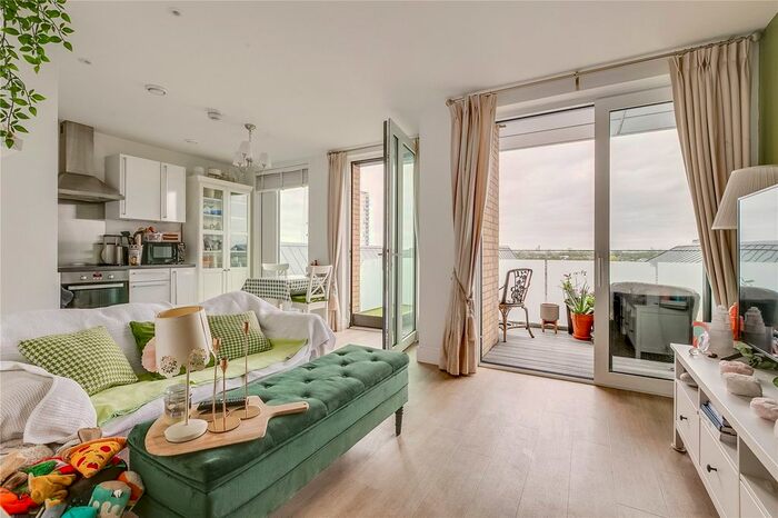 1 Bedroom Flat To Rent In Central Avenue, Sands End, SW6