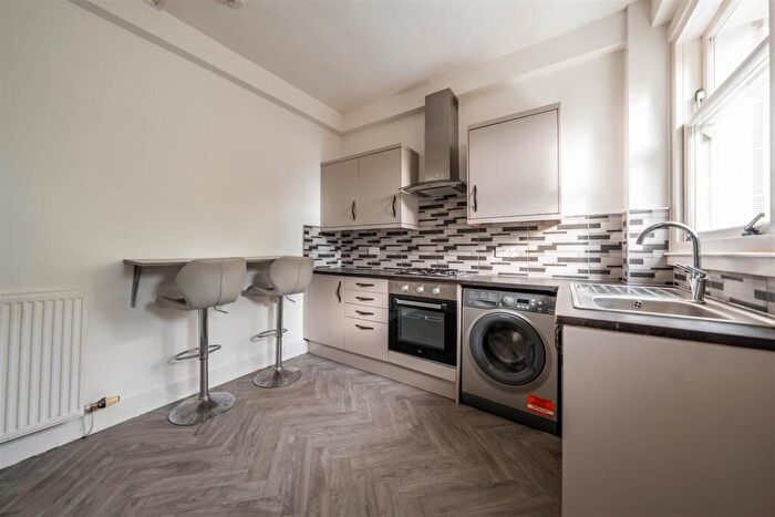 2 Bedroom Flat For Sale In Darnhall Crescent, Perth, PH2