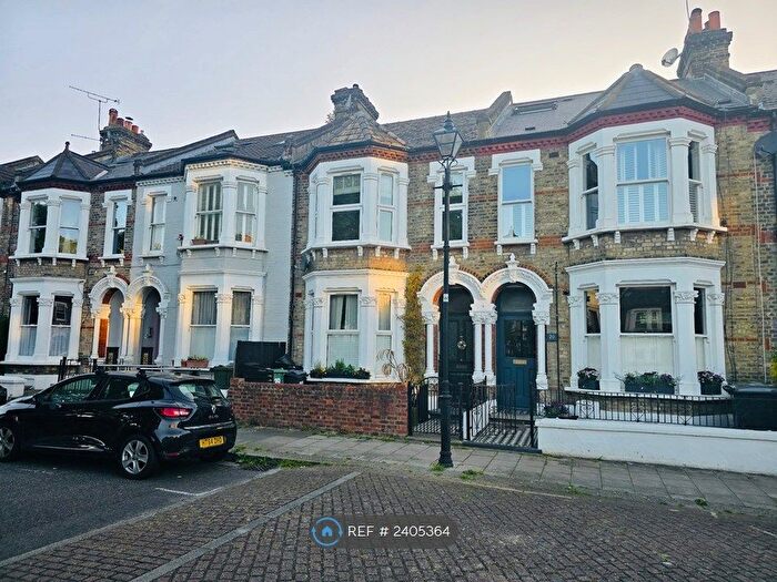 3 Bedroom Flat To Rent In Holmewood Gardens, London, SW2