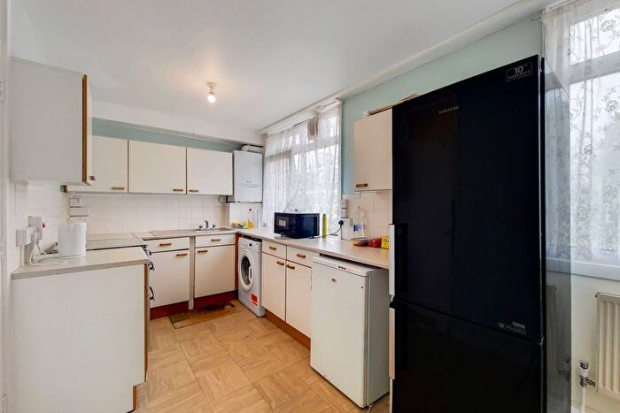 4 Bedroom Maisonette To Rent In Stockwell Park Road, London, SW9