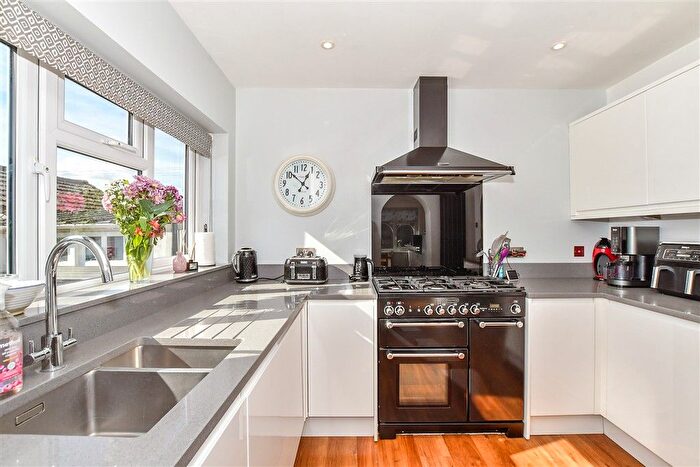 2 Bedroom Semi-detached Bungalow For Sale In Orchard Drive, Tonbridge, Kent, TN10