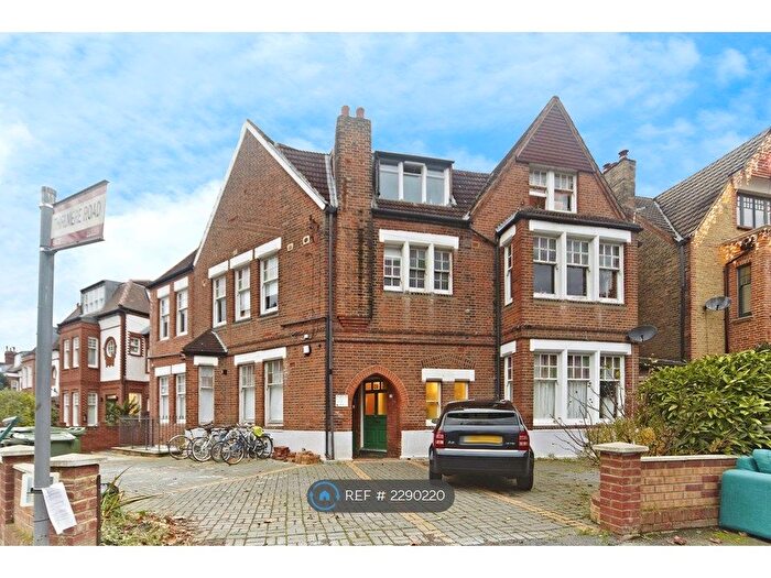 3 Bedroom Flat To Rent In Rydal Road, London, SW16