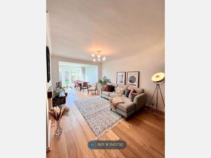 3 Bedroom Maisonette To Rent In Groomfield Close, London, SW17