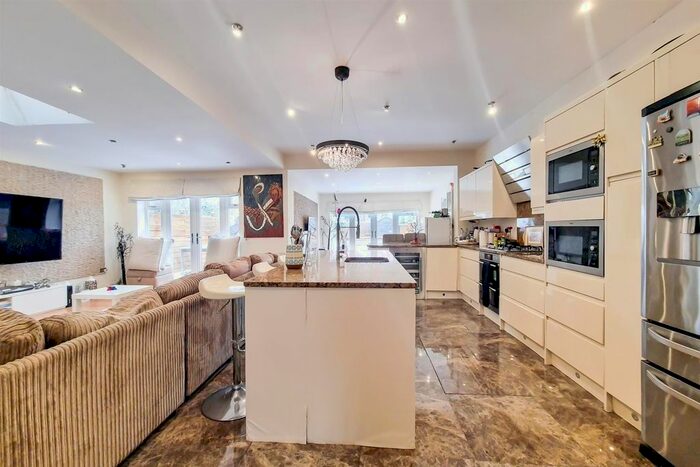 4 Bedroom Flat To Rent In Prentis Road, London, SW16