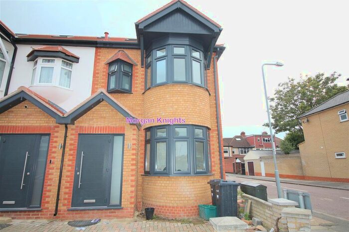 5 Bedroom Terraced House To Rent In Bute Road, Gants Hil IG6