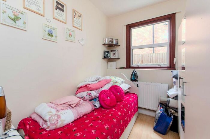 3 Bedroom Flat For Sale In Leghorn Road, Harlesden, London, NW10