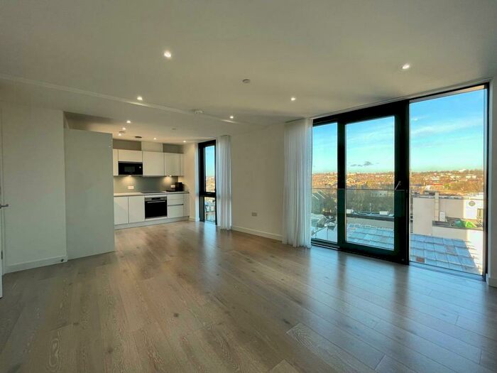 2 Bedroom Apartment To Rent In Carriage House, City North Place, Finsbury Park, N4