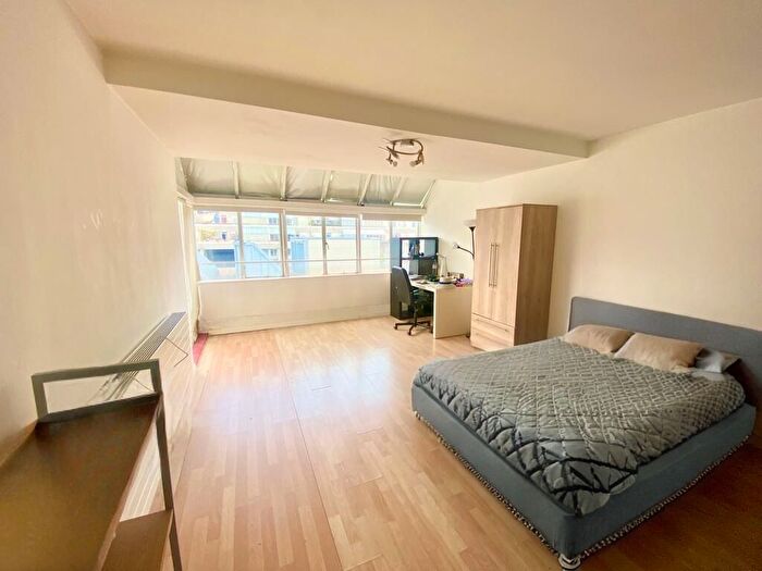 3 Bedroom Flat To Rent In Foundling Court, Bloomsbury, London, WC1N