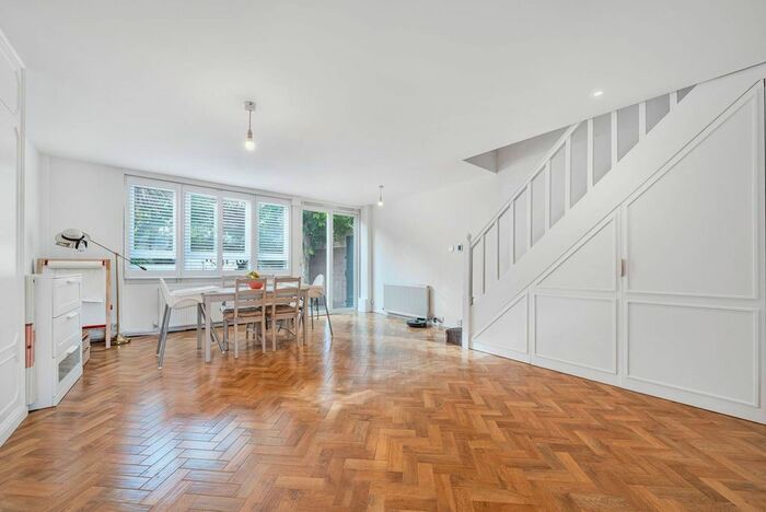 3 Bedroom Flat To Rent In Searles Close, Battersea, London, SW11