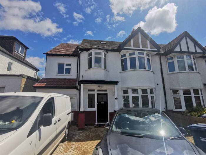 4 Bedroom Flat To Rent In Fairfield Crescent, Edgware, HA8