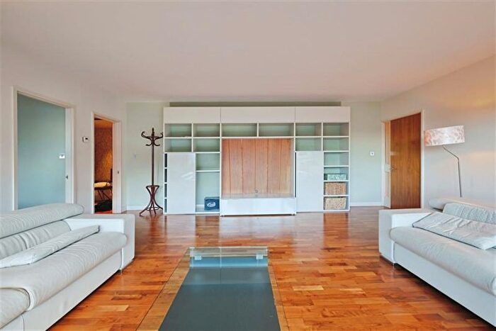 3 Bedroom Flat To Rent In The View, Palace Street, SW1E