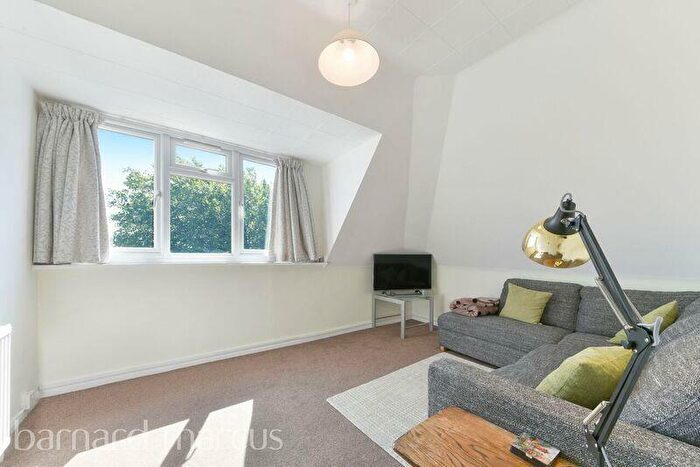 2 Bedroom Apartment To Rent In High Road, N12