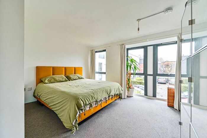 1 Bedroom Flat For Sale In Balls Pond Road, Islington, London, N1
