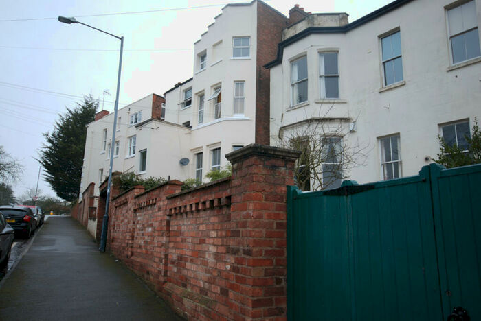 Studio To Rent In Milverton Hill, Leamington Spa, Warwickshire, CV32