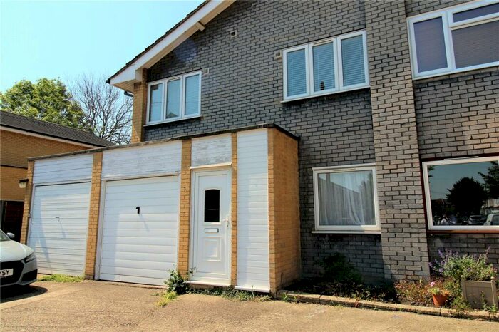 3 Bedroom Apartment To Rent In Fullerton Road, Croydon, CR0