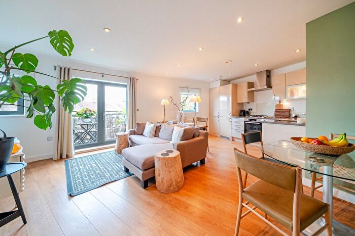 1 Bedroom Flat For Sale In Battersea Park Road, London, SW11