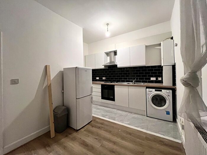 2 Bedroom Flat To Rent In Amersham Road, SE14