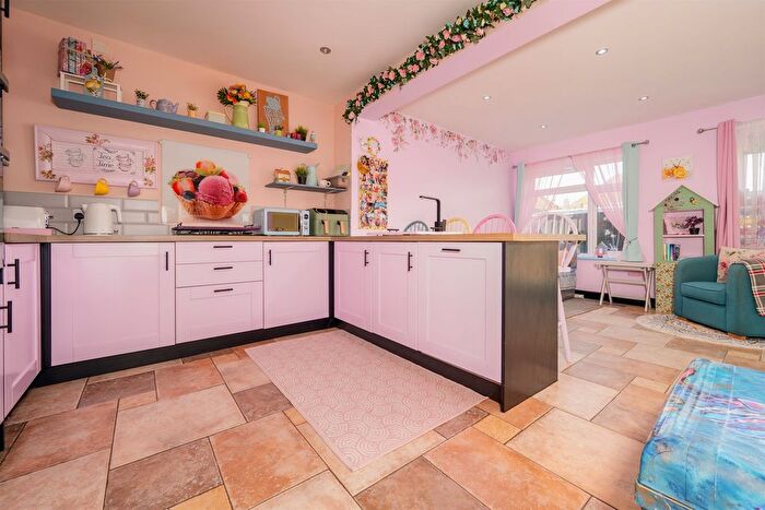 3 Bedroom Semi-detached House For Sale In Kingsley Road, Rothwell, Kettering, NN14