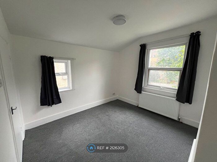 2 Bedroom Flat To Rent In First Floor, London, W12