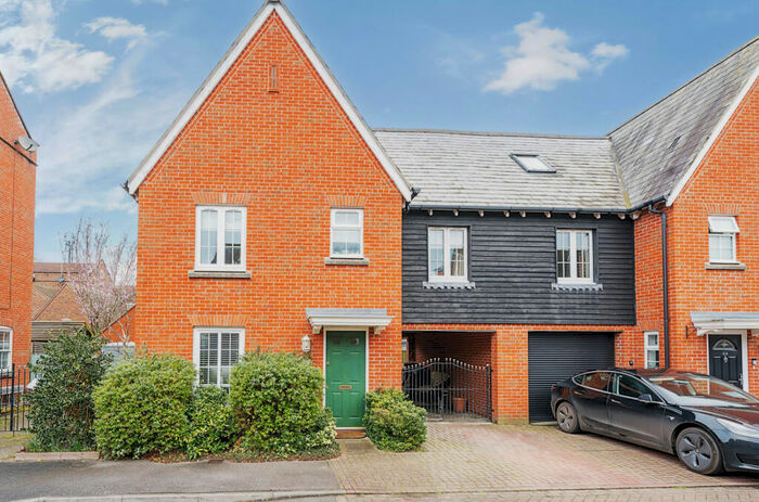 4 Bedroom Link Detached House For Sale In Compton Way, Sherfield-on-Loddon, Hook, Hampshire, RG27