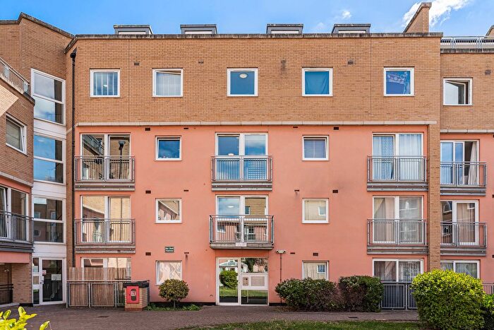 1 Bedroom Flat For Sale In Wooldridge Close, Feltham, TW14