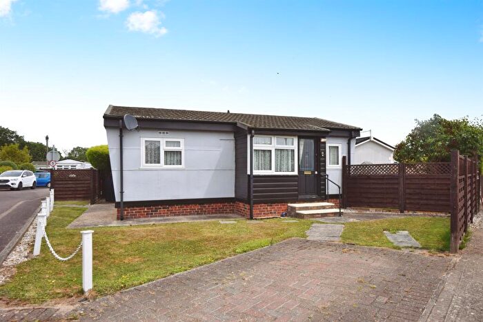 1 Bedroom Park Home For Sale In Lower Road, Hockley, SS5