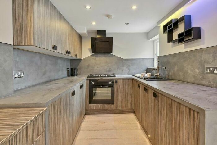 2 Bedroom Flat To Rent In Fulham Road, London, SW6